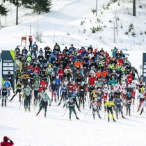 Teju 500 dalībniekus pulcē Madonas tautas slēpojums Smeceres silā