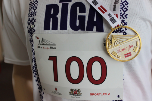 Latvijas karogam plīvojot, tika atklāts skriešanas seriāls “100 km Latvijas simtgadei”