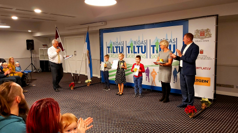 Rīgas Tiltu skrējiena apbalvošanas ceremonija norit sirsnīgā atmosfērā